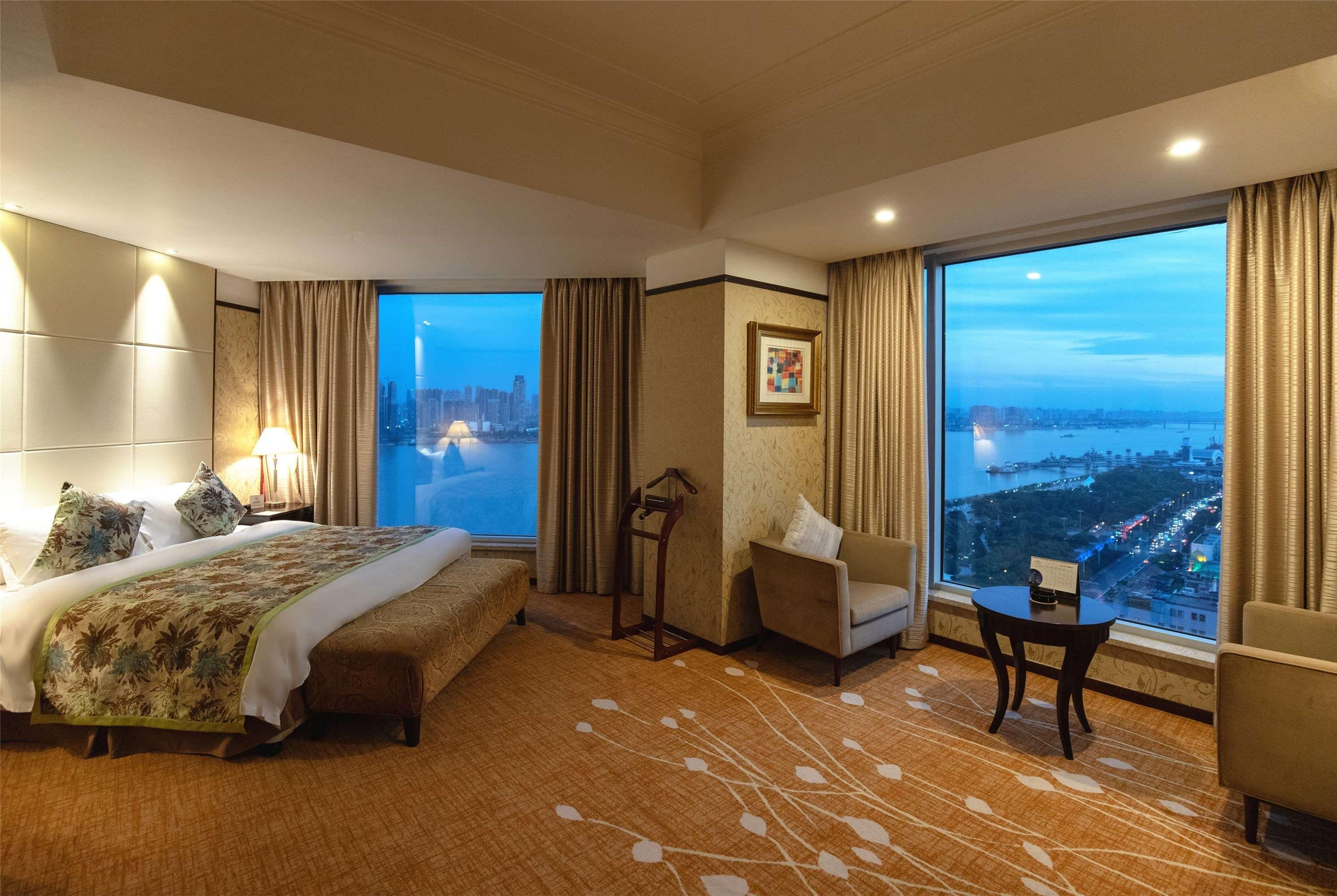 Howard Johnson Pearl Plaza Wuhan Eksteriør billede